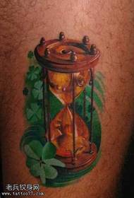Uzorak tetovaže djeteline u obliku četkice s perajskim satom u obliku sata