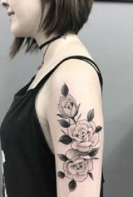Девојка рака на црна незгодна растение книжевна слика за тетоважа со цвеќиња