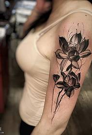 Padrão de tatuagem de lótus de tinta no ombro