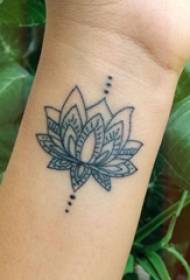 Ke kaikamahine wīwī ma ka laina ʻulaʻula maʻalahi o ka lāʻau lotus tattoo kiʻi