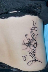 Mooie taille met prachtige bloemen en lettertattoos