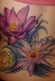 Struk šarene tetovaže cvijeta lotosa u vodi