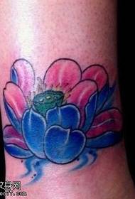 e faarwege Lotus Tattoo Muster op de Been