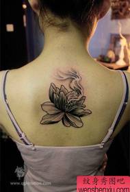 Iphethini elihle le-black grey lotus tattoo ngemuva kwamantombazane