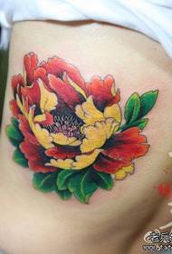 De Réck vum Meedchen ass schéin a populär Peony Tattoo Muster