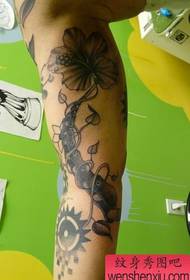 Modello tatuaggio braccio fiore vite