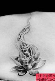 Pátrún tattoo réadúil Lotus ar choim cailín