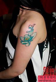 Het elegante lotus-tatoegeringspatroon van de mooie vrouw