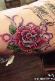 Un hermoso patrón de tatuaje de rosa pop