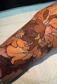 Bellissimo modello di tatuaggio di peonia sulle gambe
