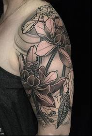 Rameno čierne sivé lotosové tetovanie