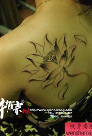 女生肩背流行漂亮的黑白莲花纹身图案