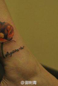 Pola tato bunga poppy yang indah di kaki