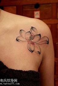 Model de tatuaj de lotus de umăr feminin