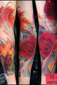 Arm pop populair roos en esdoornblad tattoo patroon