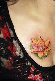 Tattoo bláth Lotus álainn ar an bhrollach