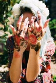 Nena pintada na parte traseira da tatuaxe de flores literarias de gradiente pintada a man