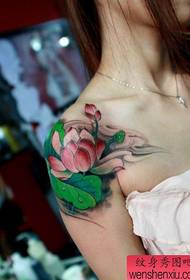 Modello di tatuaggio di loto colorato sulla spalla della ragazza