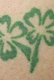 Две модели зелена татуировка на детелина с четири листа