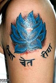 Modèle de tatouage disparaissant bras bleu