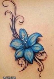 Bello è bellu modellu di tatuaggi di fioriti
