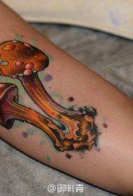 Populäre Champignon Tattoo Muster op der Innere vum Aarm