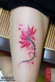 Hermoso patrón de tatuaje de loto de color en las piernas