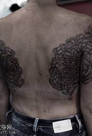 Gran tatuaje de crisantemo en la espalda