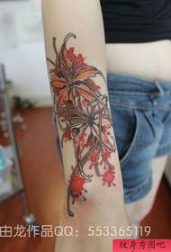 Rankos gražus ir gražus kitos pusės gėlių tatuiruotės modelis