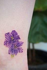 Krásne kvitnúce krásne kvetinové tetovanie