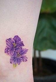 Magagandang namumulaklak na magandang pattern ng tattoo ng bulaklak