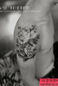 Braccio bellissimo e popolare modello di tatuaggio di peonia in bianco e nero