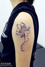 Pola tato lotus warna lengan