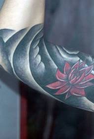 Rankos juodas fonas ir raudonas lotoso tatuiruotės raštas
