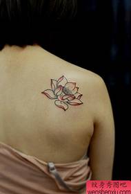 Vienkāršs un skaists lotosa tetovējuma modelis uz meiteņu pleciem