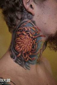 U mudellu di tatuaggi di crisantemu giallu in u collu