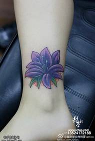 Tato lily yang indah di pergelangan kaki