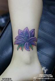 Bellissimo tatuaggio di giglio sulla caviglia