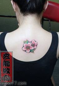 Ljepotica leđa u boji breskve tetovaža uzorak