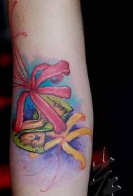 Modeli tjetër i tatuazheve të luleve në bregdet