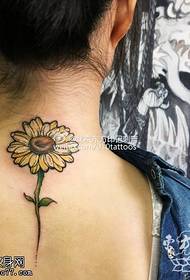 Kleines Gänseblümchen-Tattoo-Muster auf der Schulter