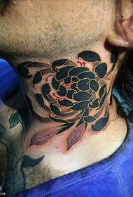 脖子上的黑色菊花紋身圖案