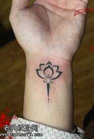 Mga sumbanan sa tattoo nga lotus totem sa arm
