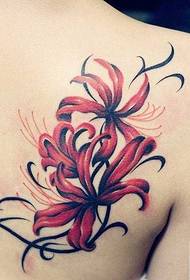 Узорак цвећа тетоваже на рамену