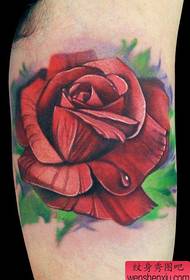 un bellissimo tatuaggio colorato di rose all'interno del braccio
