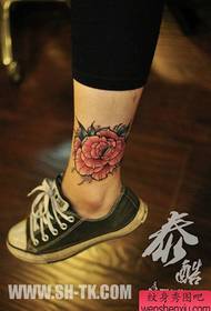 Vrij populair roos-tatoeagepatroon voor meisjesbenen