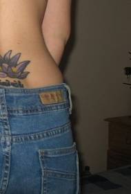 Zadné stavce fialové lotus náboženské tetovanie vzor