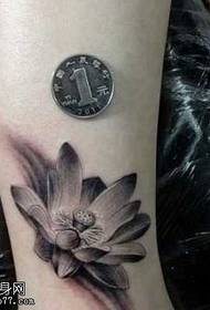 Smuk sort grå lotus tatoveringsmønster på benene