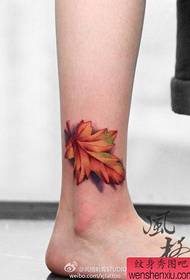 足に美しく、美しい色の葉のタトゥーパターン