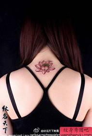 Гарна татуювання квітки лотоса на шиї дівчини